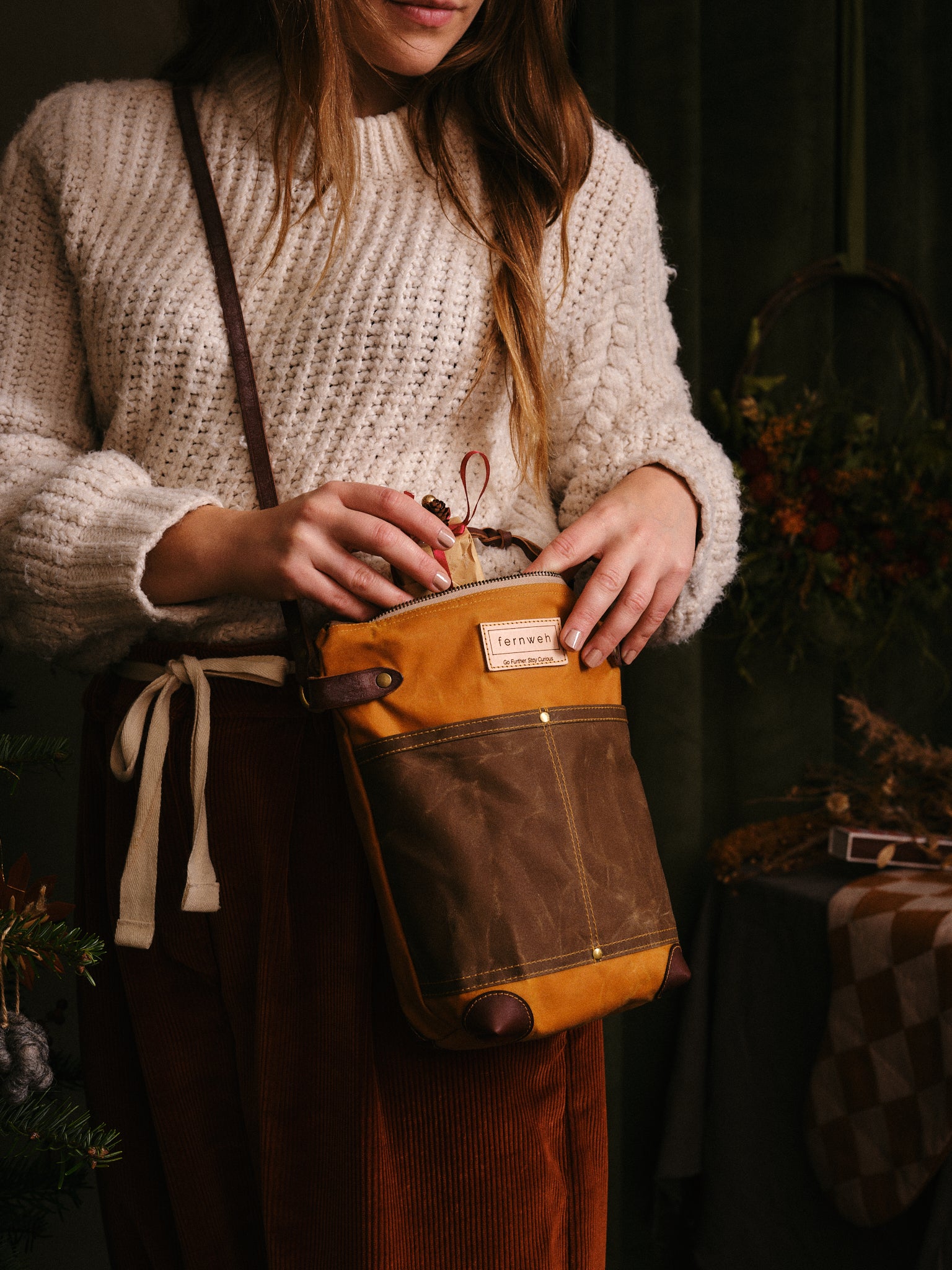 "FINNOCH" Waxed Cotton Field Bag - Sand/Bark