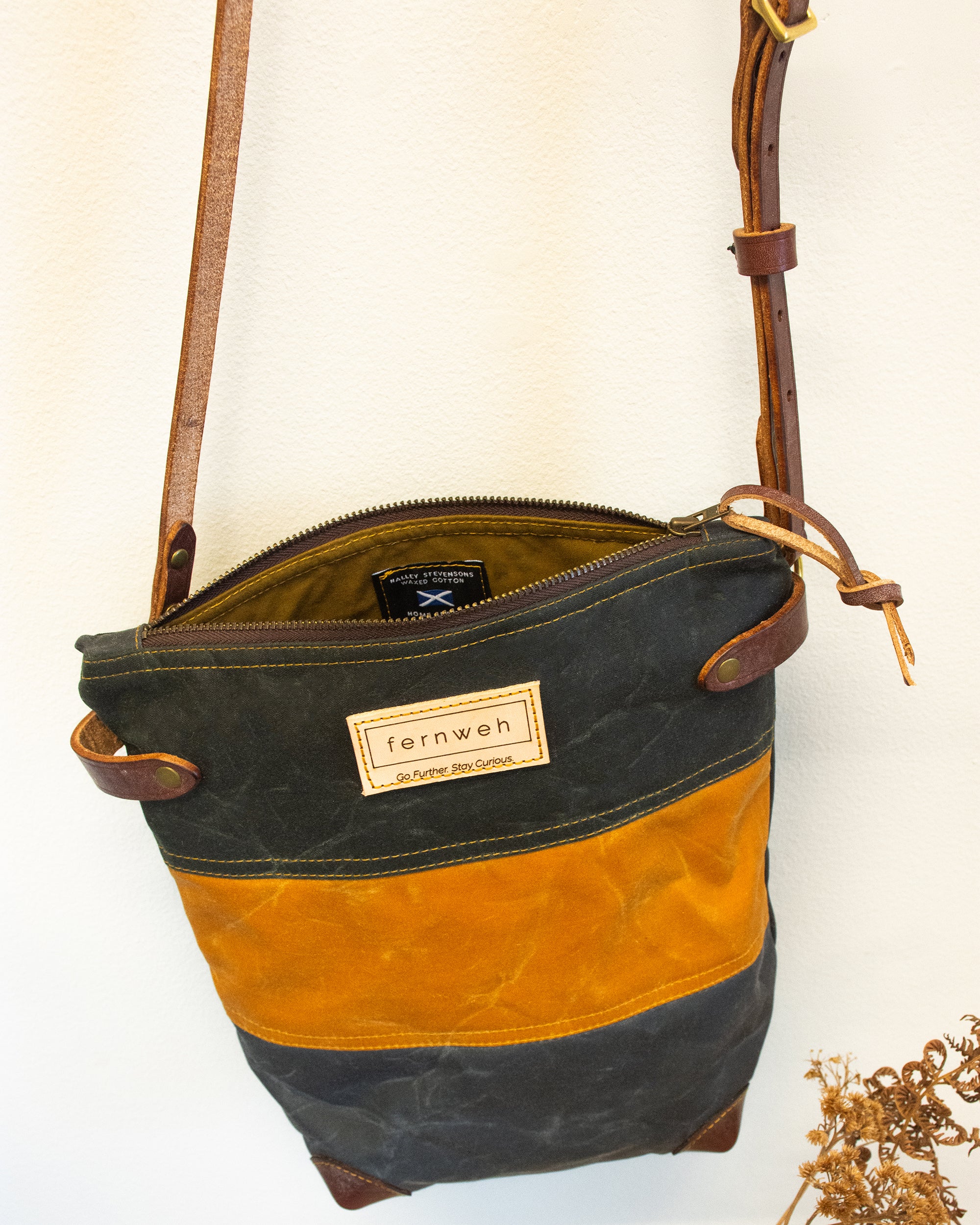 FINNOCH Waxed Cotton Field Bag - Forest/Sand/Scree