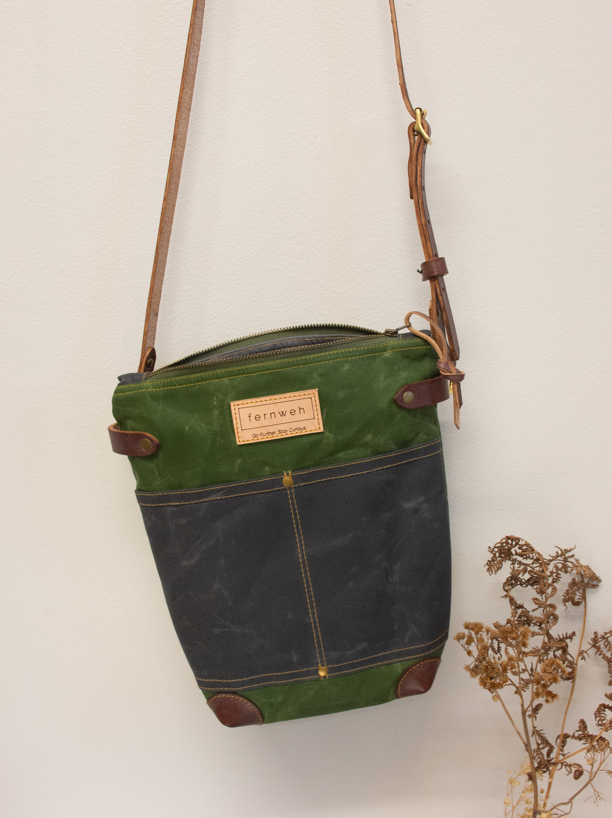 "FINNOCH" Waxed Cotton Field Bag - Moss/Scree