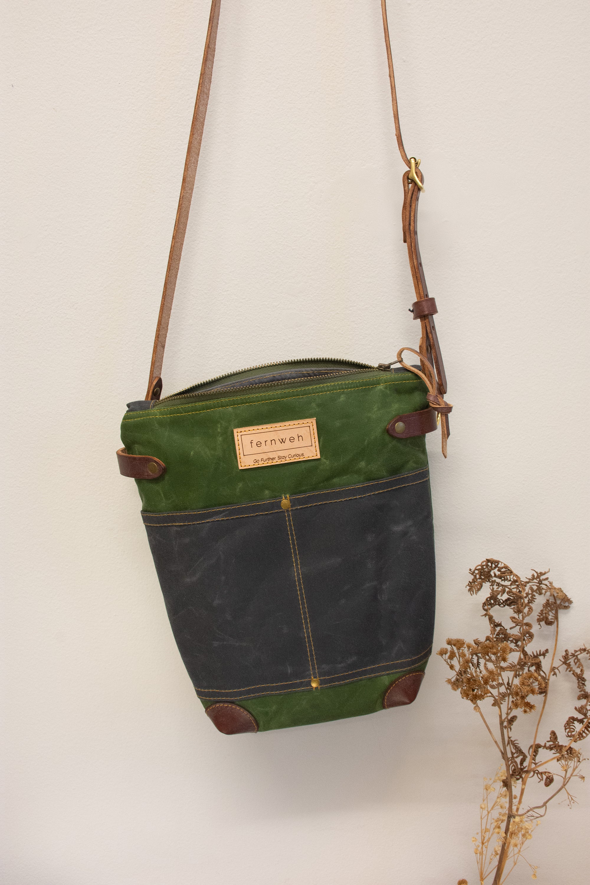 "FINNOCH" Waxed Cotton Field Bag - Moss/Scree