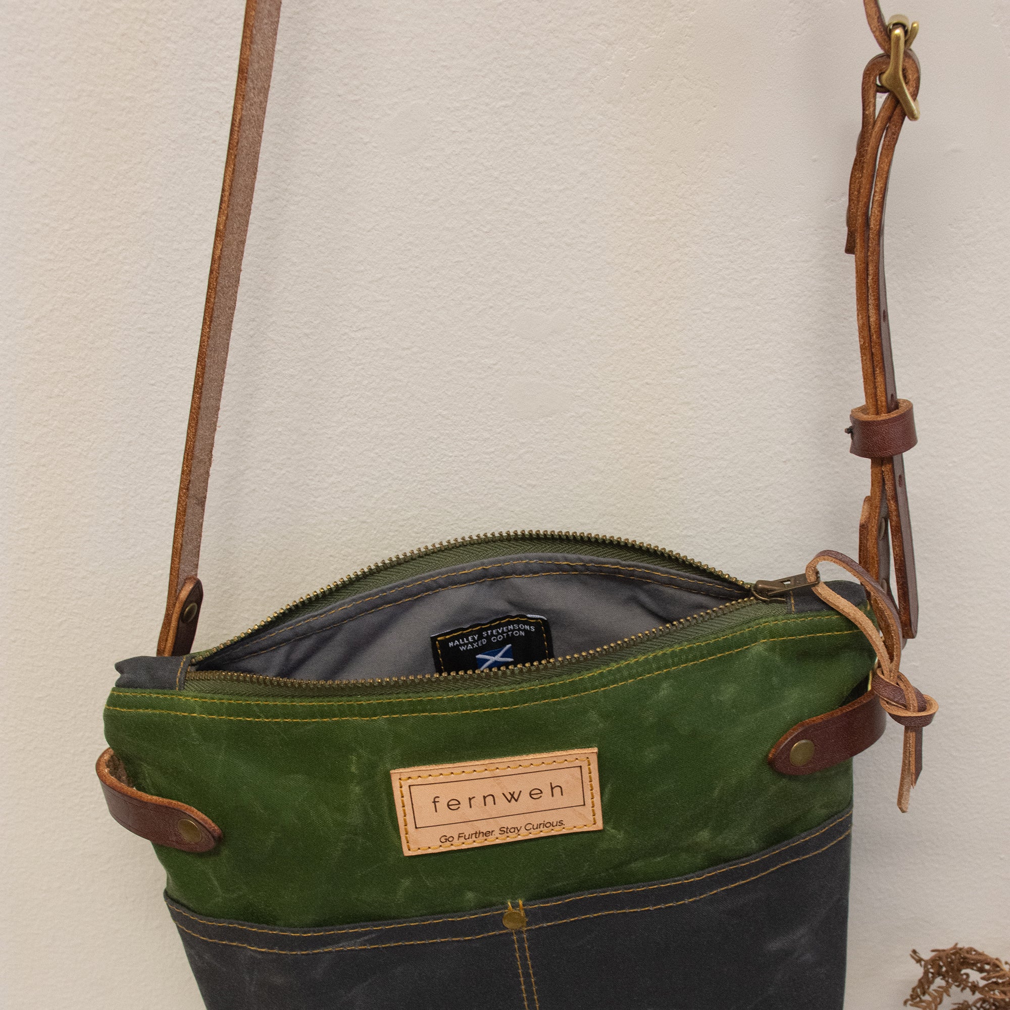 "FINNOCH" Waxed Cotton Field Bag - Moss/Scree